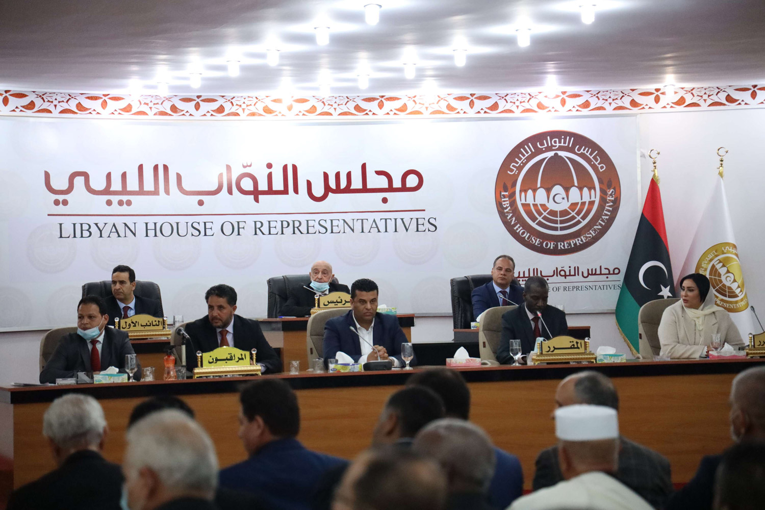 بعض نواب لجنة الدفاع عن الإجراءات التي اتخذتها الحكومة لتسمية وزير الدفاع يشيرون إلى أن الحكومة تحاول التملص من الإجابة عن التساؤلات