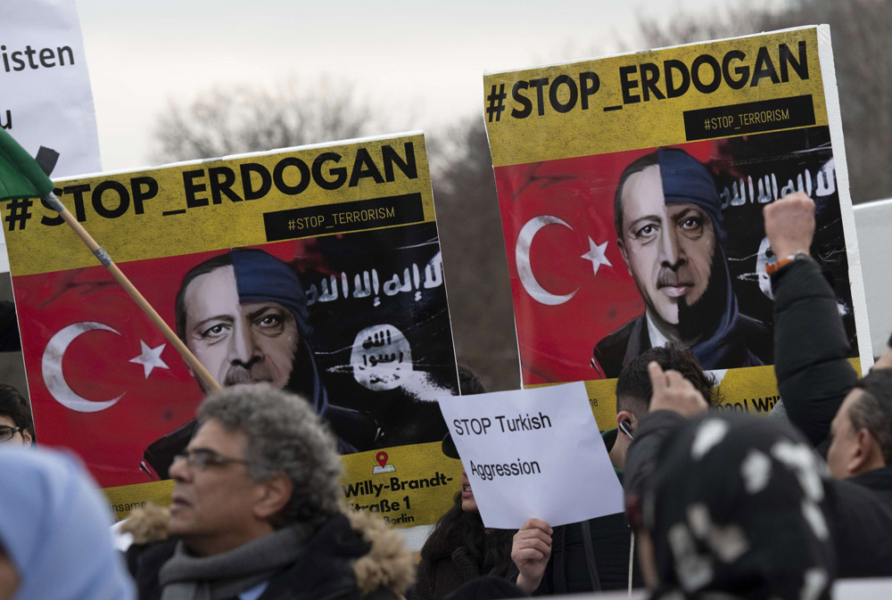 تظاهرات حاشدة ضد أردوغان أمام مقر إقامة المؤتمر تندد بتلويح أنقرة إرسال جهاديين إلى ليبيا