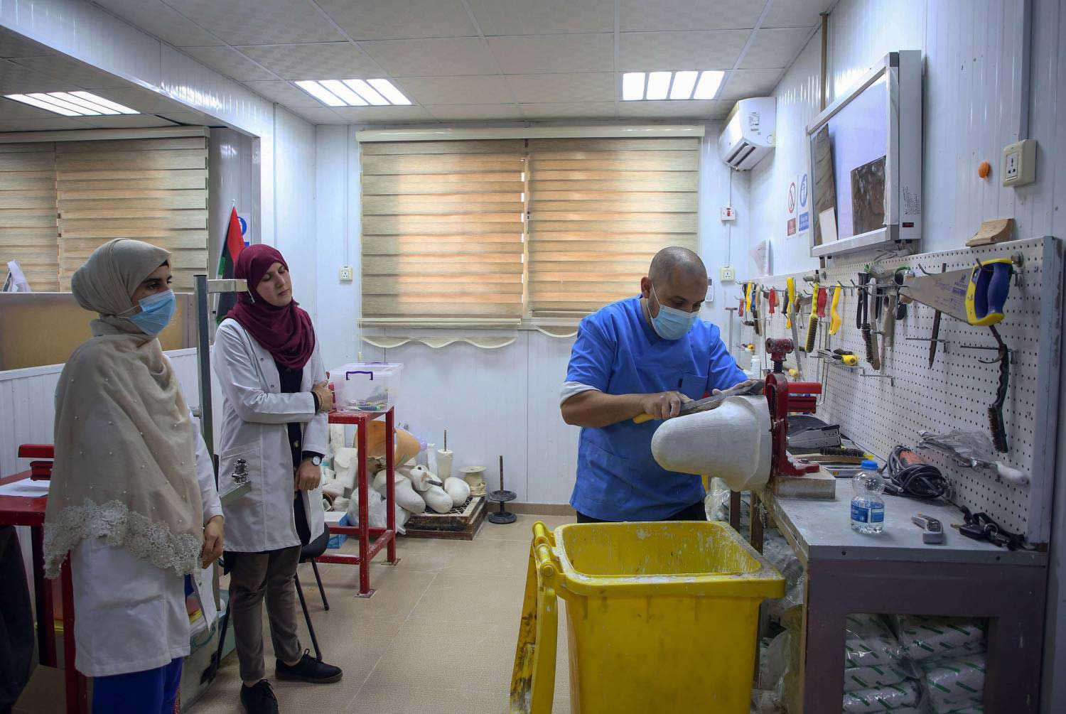 طابور المحتاجين طويل
