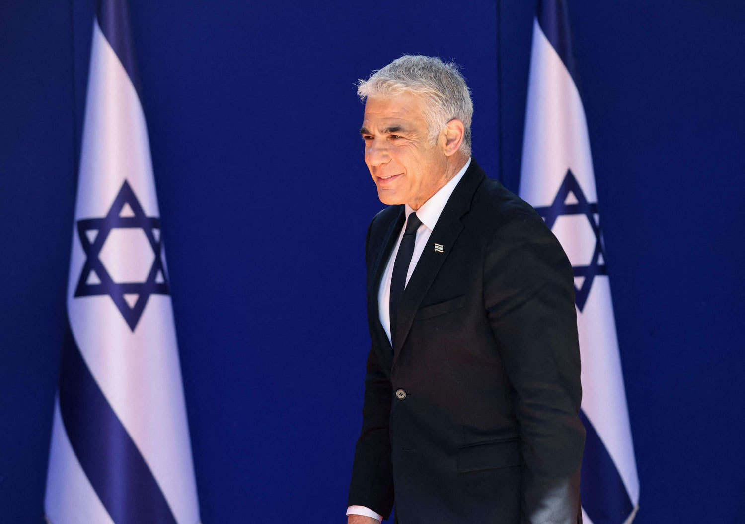 التركيبة الجديدة التي ستعكس رؤية جديدة بالتأكيد، بدأت الضغوطات تظهر في وجهها، إلا أن لبيد ندّد بمظاهرات المتشددين اليهود في القدس مؤخراً والتي هتفت “الموت للعرب“، قائلا  إن هذا ”عار على شعب إسرائيل“.
