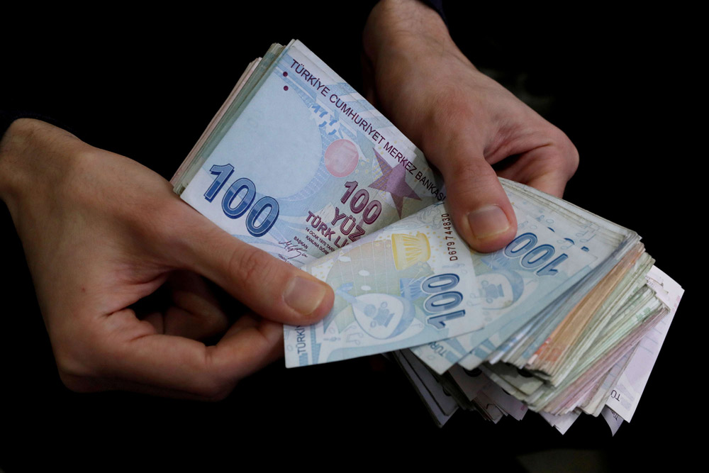 الليرة التركية تواصل هبوطها السريع 