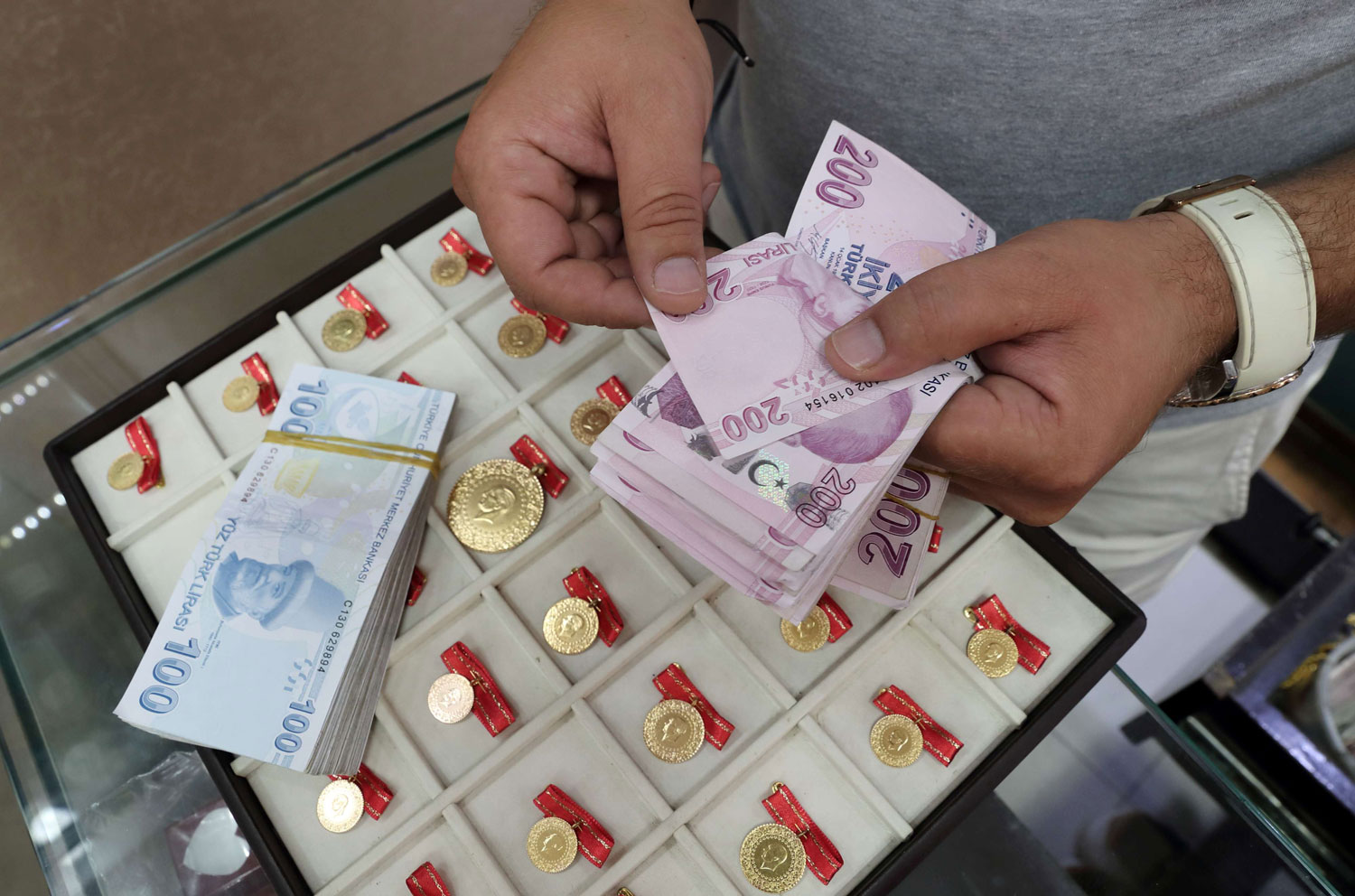 تهاوي الليرة التركية خلال العامين الماضيين بسبب سياسات أردوغان الخارجية 