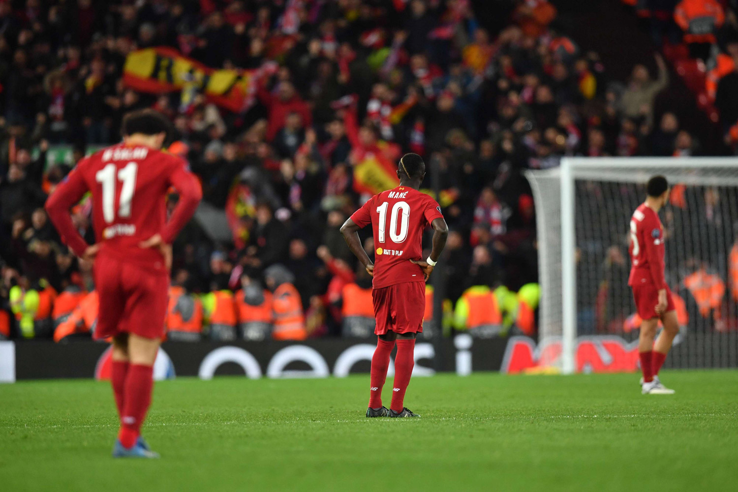 خرج حامل اللقب ليفربول مبكرا بعد مباراة مثيرة خسرها على أرضه 2-3 أمام أتلتيكو مدريد