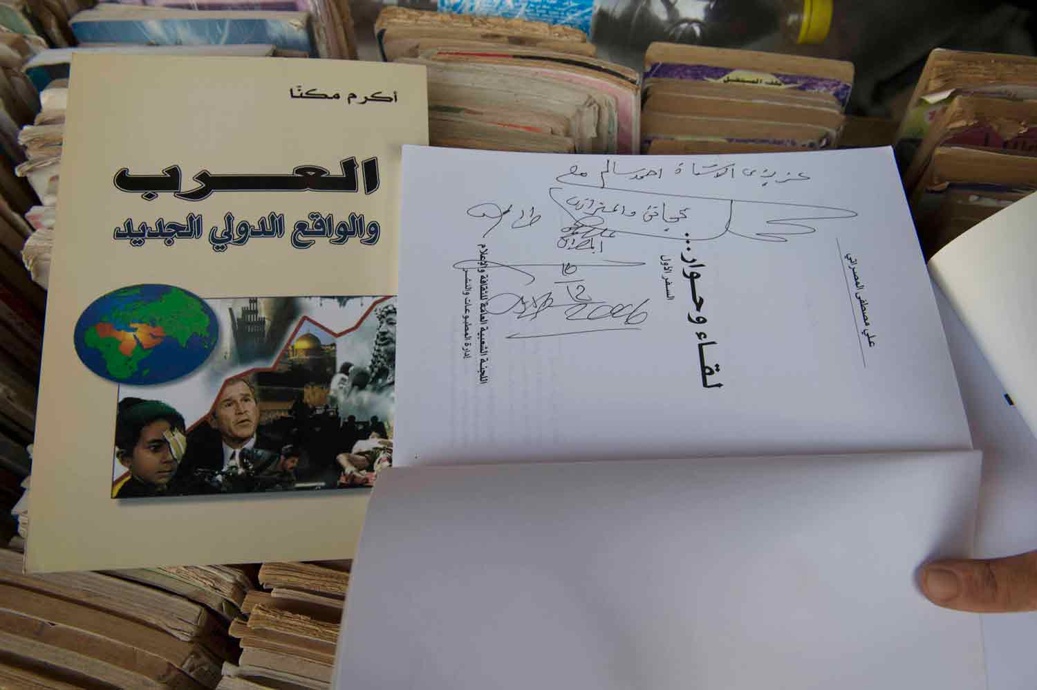 إهداءات وإمضاءات تتحول لغير أصحابها (تصوير محمد حسنين)