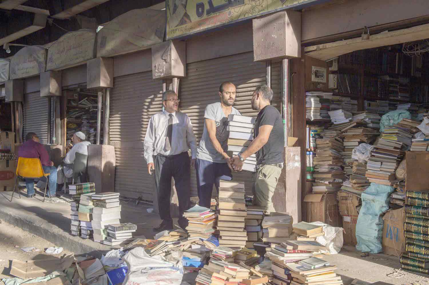 كتب نادرة تباع إلى التجار في السيدة زينب بالكيلو (تصوير محمد حسنين)