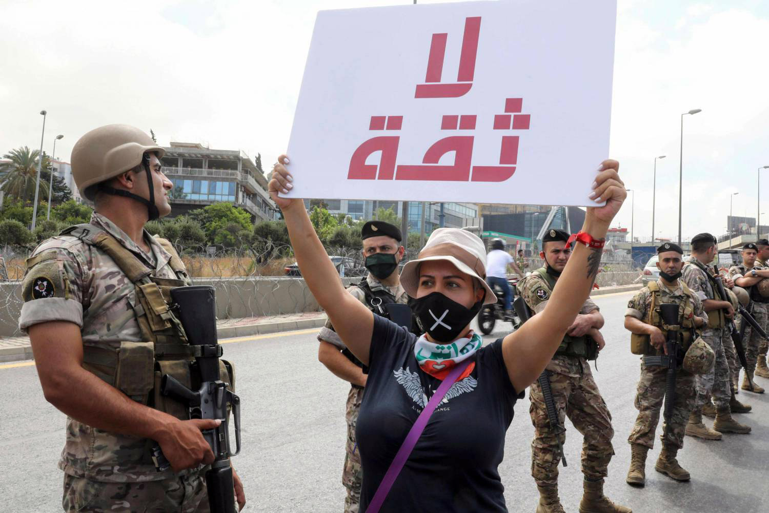 شباب.. لا ثقة بساسة البلد