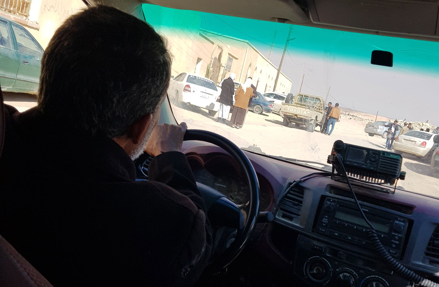 داخل سيارة أمنية ليبية أثناء المرور وسط تجمع سكاني في الصحراء الجنوبية