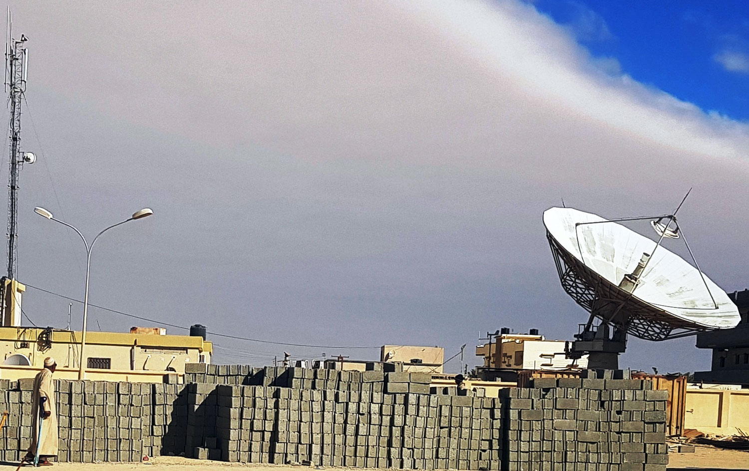 عناصر أمنية في مركز مراقبة ضمن خطة الجيش الليبي لمحاصرة تحركات الخارجين عن القانون في البلاد