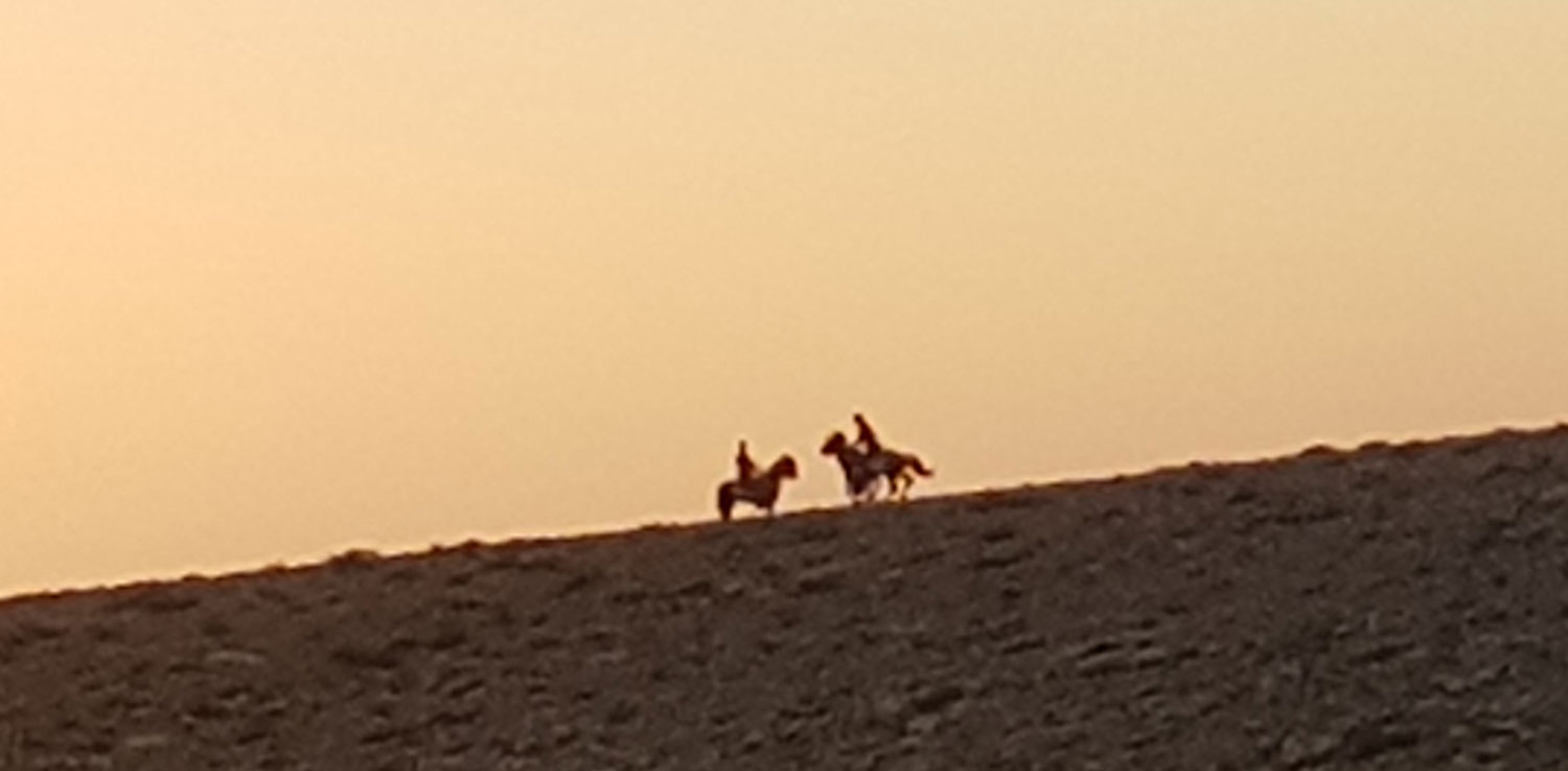 لقطة من أقرب مسافة ممكنة لاثنين يعتقد أنهما من المسلحين المقيمين في جبال الهروج يتدربان على ركوب الخيل