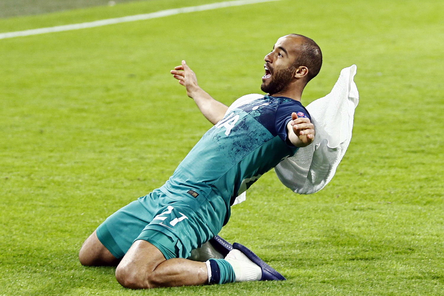 لوكاس مورا يتحول في أمسية تاريخية من لاعب منبوذ في باريس سان جرمان إلى {بطل خارق} لتوتنهام، وذلك بعد أن قاده لبلوغ نهائي دوري أبطال أوروبا للمرة الأولى في تاريخه