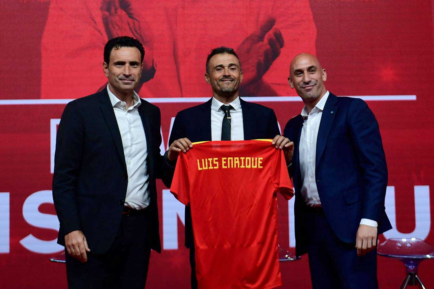 إنريكي يتعهد بمواصلة عمل لوبيتيغي مع منتخب إسبانيا