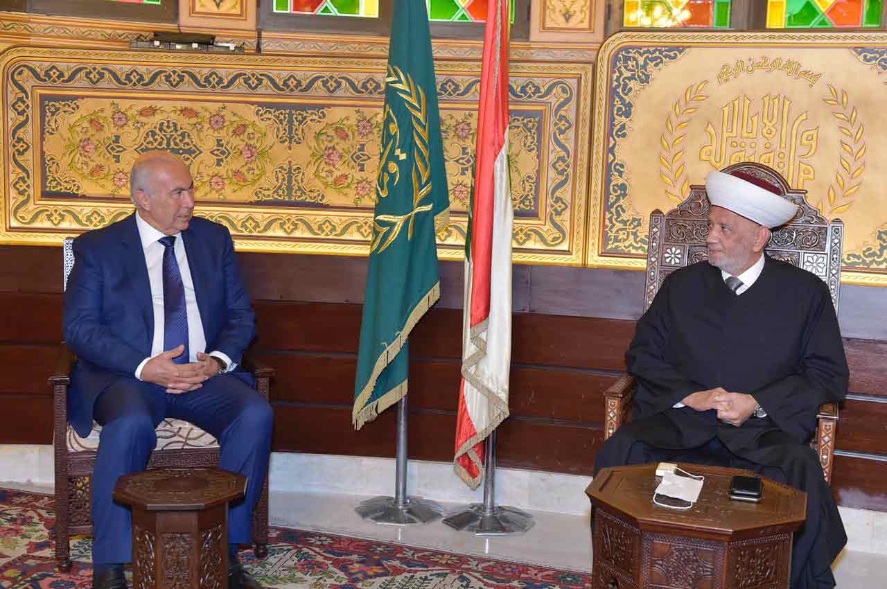 [ القدرة المالية لمخزومي، حسب ما يقول الساسة اللبنانيون من أهل بيروت، مكّنته من استغلال ضعفاء النفوس من الناخبين لـ”شراء” أصواتهم، فحقق خرقا لمعظم “اللوائح” التي رفض رؤساؤها ضمه إليها.
