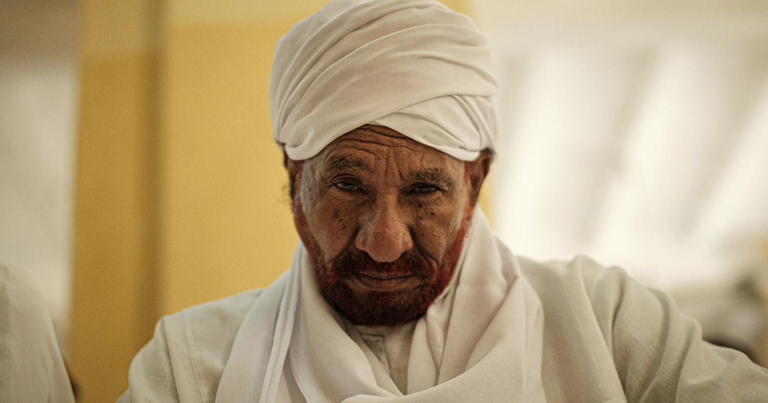 علاقته الجيدة بالسعودية لم تدفعه لتبني مواقف سياسية معتدلة في القضايا الإقليمية التي تعد الرياض شريكاً أساسياً فيها وتمثل أهمية مصيرية، وفي الوقت الذي يعتبر فيه البعض ذلك ميزة للمهدي، رأه آخرون "انتهازية سياسية"