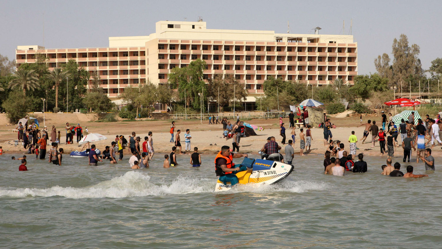 العراقيون يأتون اليوم إلى الحبانية لأنها تذكرهم بماض جميل