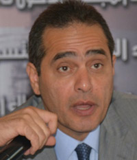 خالد أبوالمكارم: أسهل الحلول قيام وزارة المالية والبنك المركزي بسداد ديون المصدرين