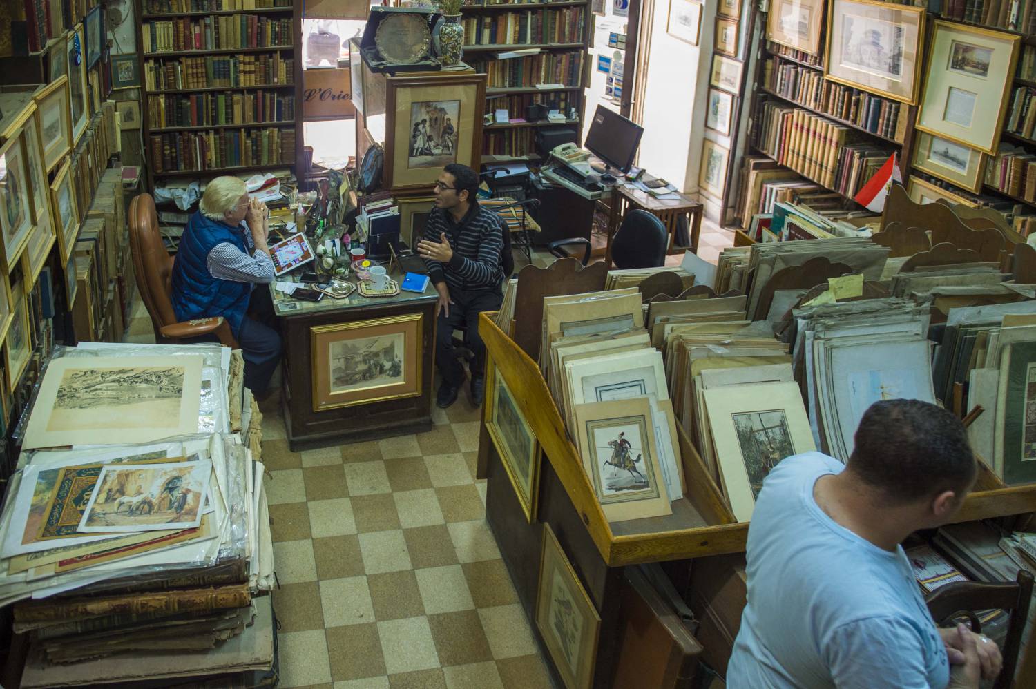 مكتبة دسمة بلا قصص ولا روايات
