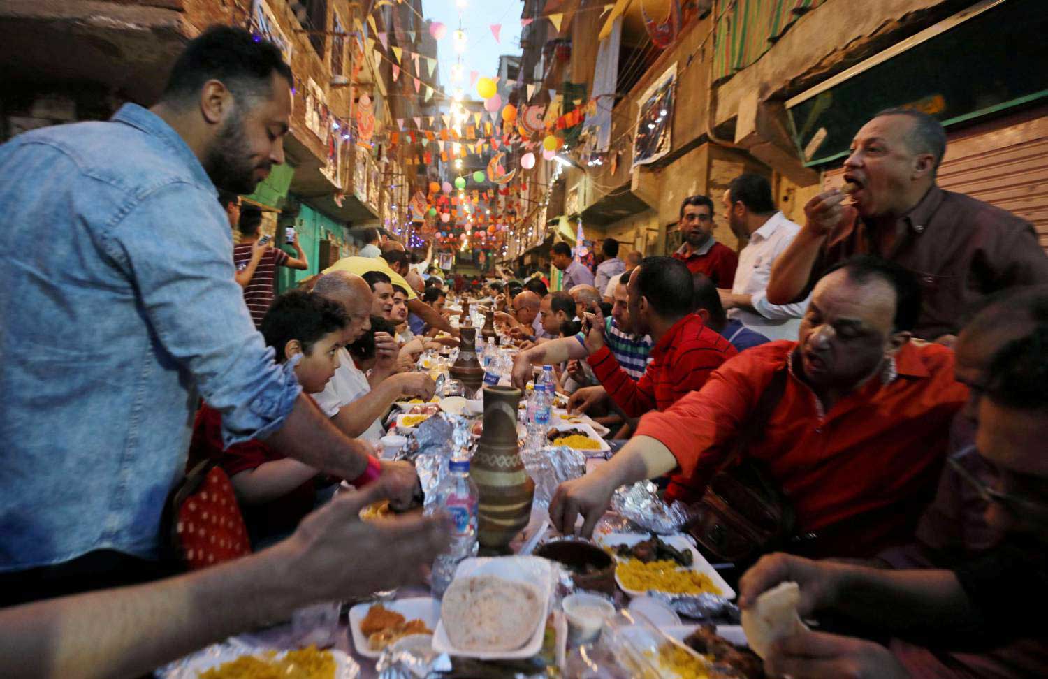 الأطباء ينصحون بتقسيم وجبة الإفطار إلى ثلاث حصص غذائية لإدارة مثالية للوزن خلال شهر رمضان. 