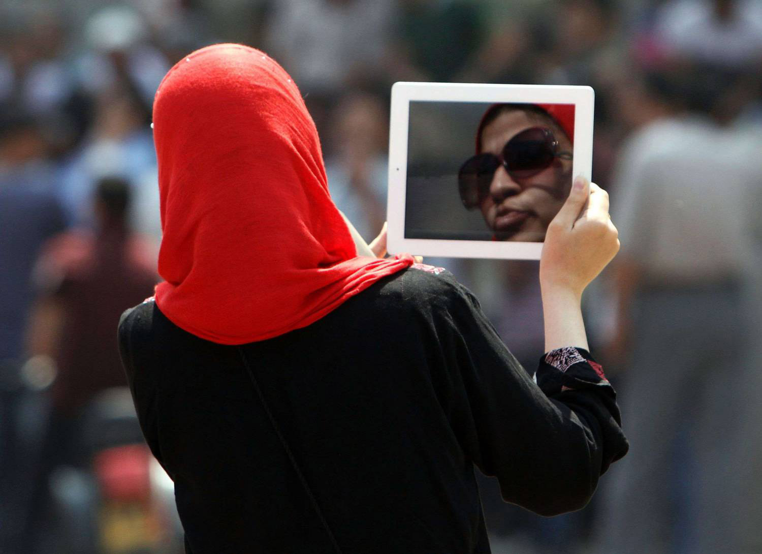 وجود هذه المكاتب في ظل انتشار العنوسة أمر ضروري، ولكن لا بد أن تكون تابعة لمؤسسات رسمية، أما المكاتب المنتشرة الآن فهي تسعى إلى الربح المادي قبل أي شيء آخر
