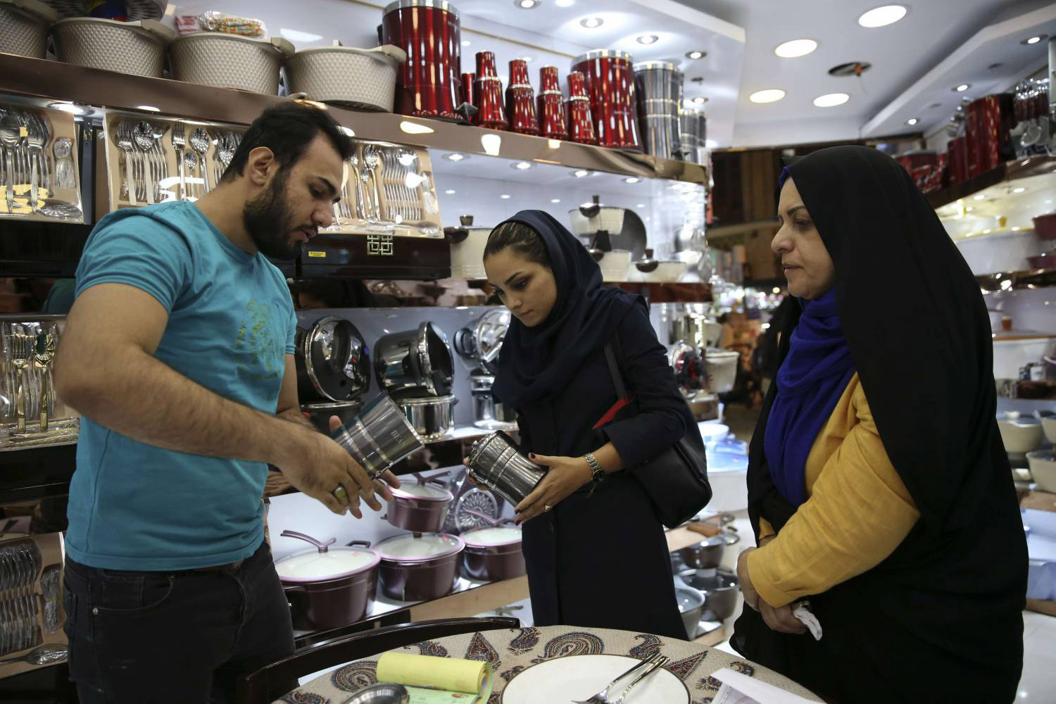 نتقبل المخاطرة بالتعاون مع الجميع في لعبة الثقة