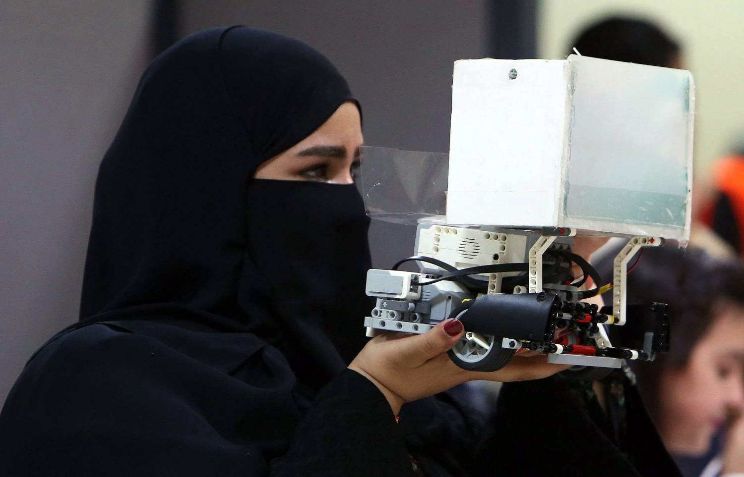 نصف النساء اللواتي يعملن في شركات العلوم والهندسة والتكنولوجيا يهجرن وظائفهن لأسباب تتعلق بالتمييز ضدهن أو بسبب عجزهن عن التوفيق بين مسؤولياتهن الأسرية والتزاماتهن المهنية