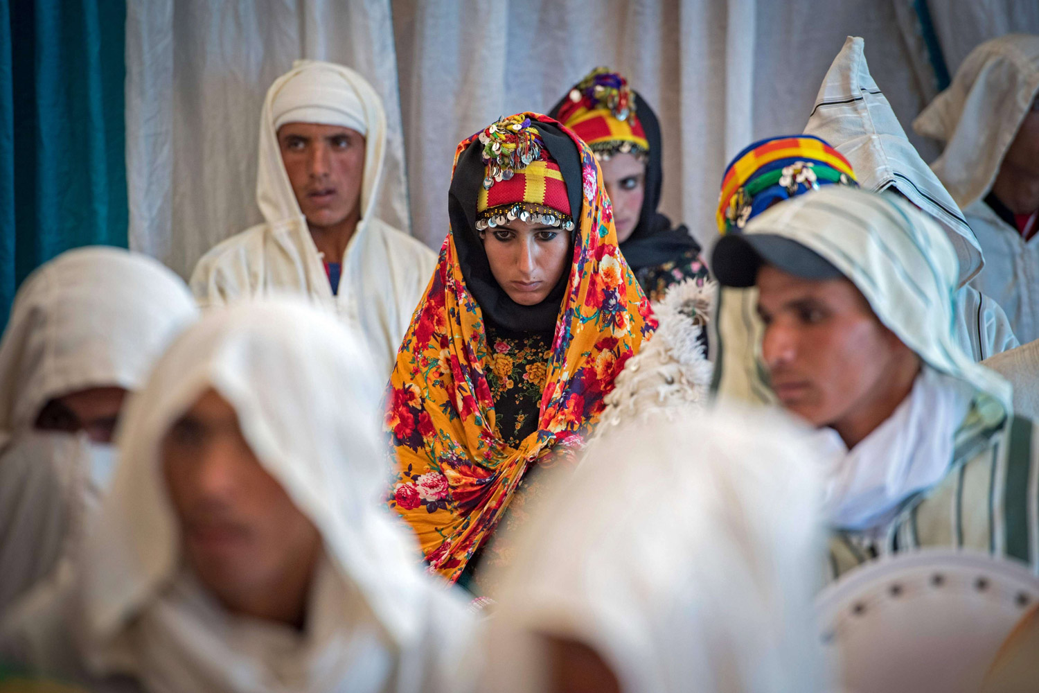 الاحتفال لا يتعلق بالخطوبة وإنما بالزواج، فيكون العريس والعروس قد التقيا مسبقا 