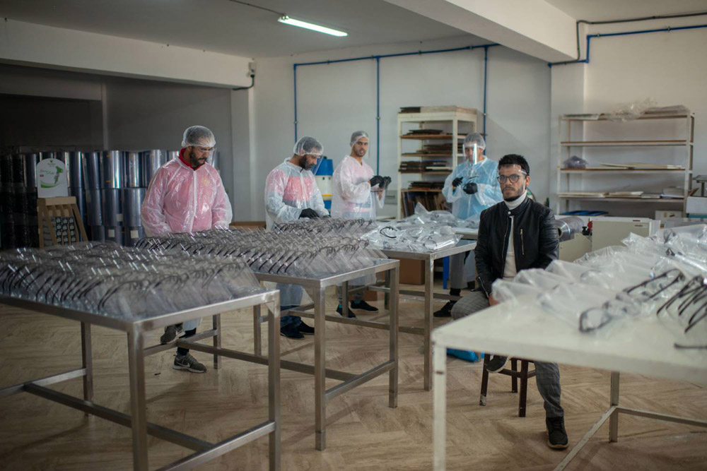 فكرة إنتاج المصنع للأقنعة تولدت بعد بحث القائمين عليه عن طريقة للمساهمة في التصدي لكورونا بما يتناسب مع الإمكانات