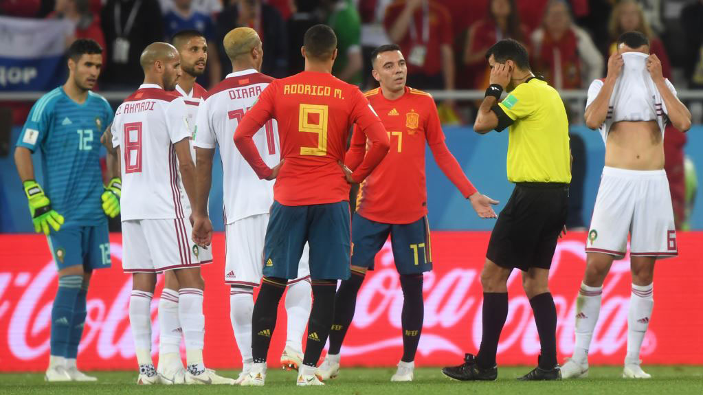   الحكم في مباراة المغرب ضد كل من البرتغال وإسبانيا يراه كثيرون اللاعب الثالث عشر، ما جعل المنتخب المغربي يخرج مبكرا من الإقصائيات
