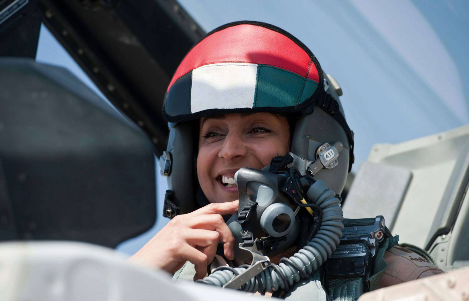 مريم المنصوري أول إماراتية وعربية تقود طائرات حربية في سلاح الطيران