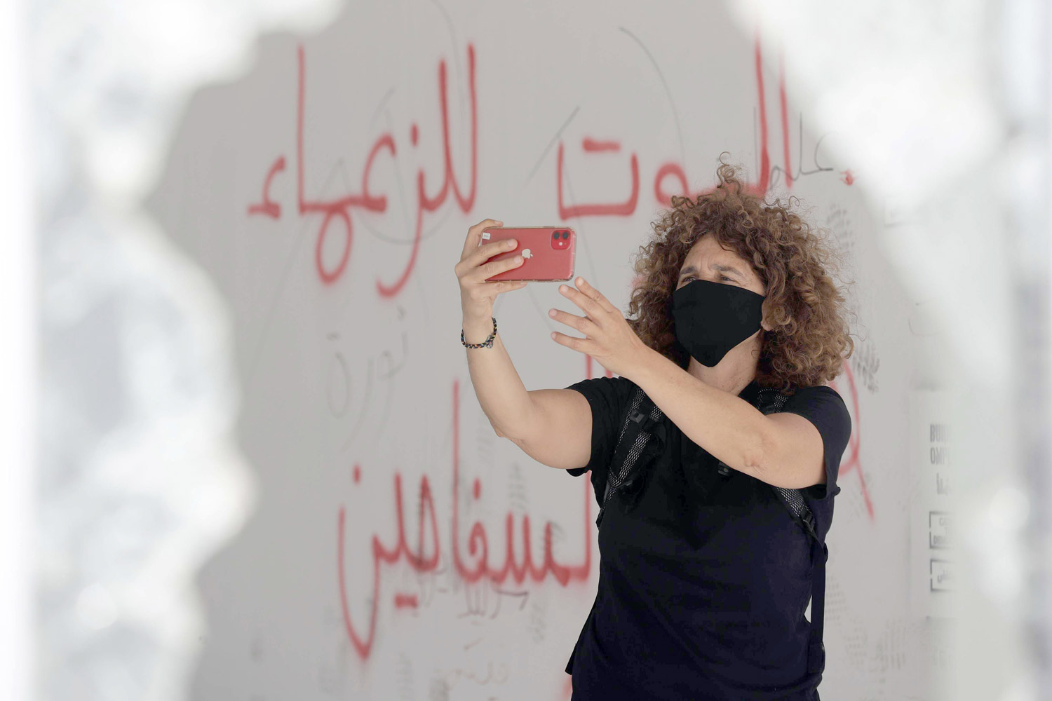 تخف وراء قناع 