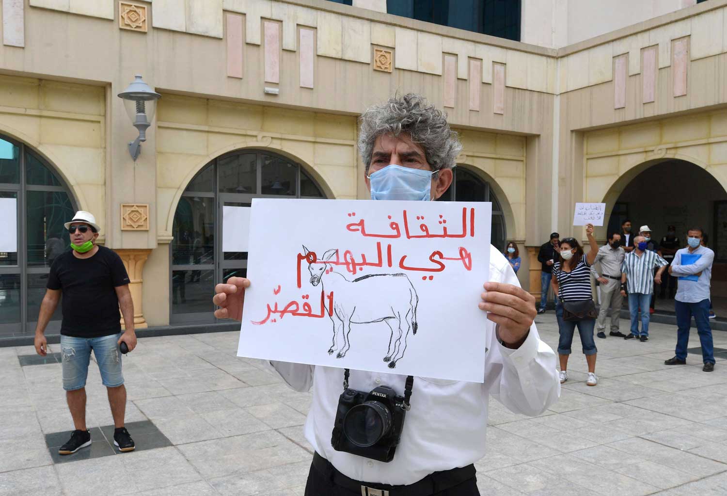المثقفون، ومن ضمنهم المسرحيون، انضموا إلى قافلة المحتجين ضد الأوضاع المعيشية التي تزداد سوءا مع تردي الأوضاع الاقتصادية