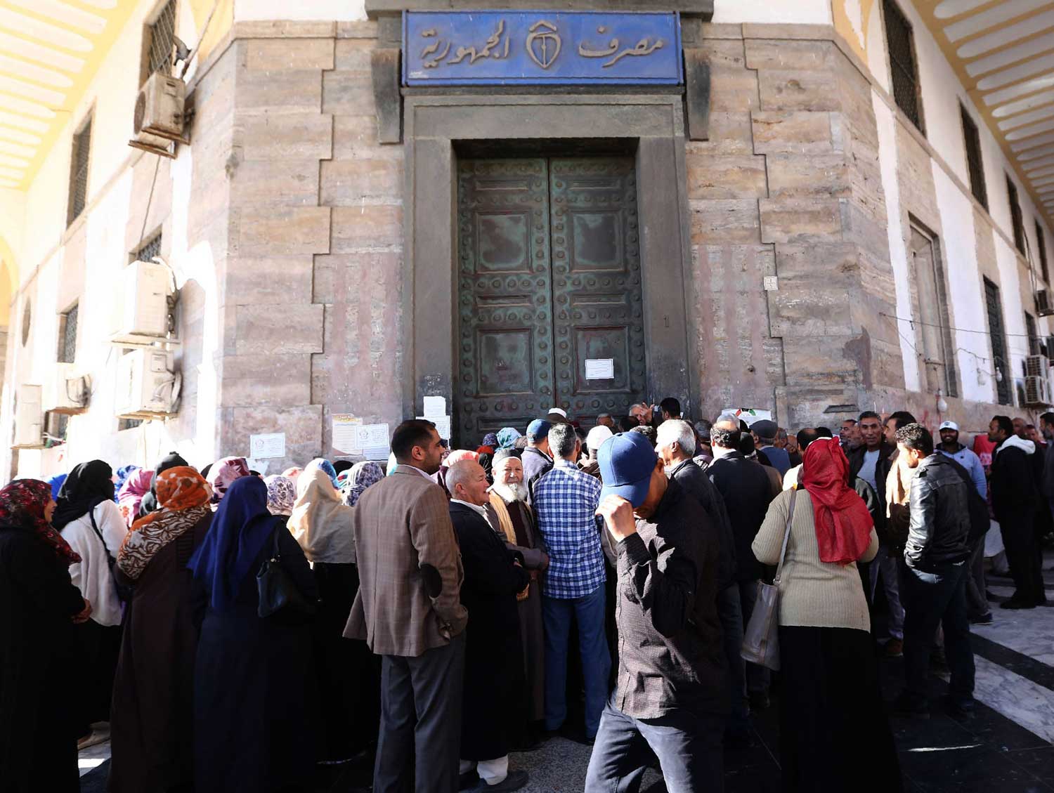 محللون: البنوك العاملة تحتاج أيضا إلى حكومة حفتر الموازية من أجل دفع الرواتب