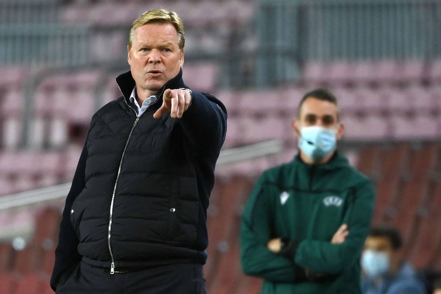 المدرب الهولندي كومان استبعد الثنائي أنطوان غريزمان وفيليب كوتينيو واستعان بطريقة 3-5-2 غير المعتادة في النادي