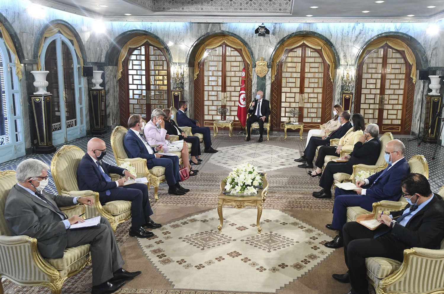 تباحث أزمة المهاجرين