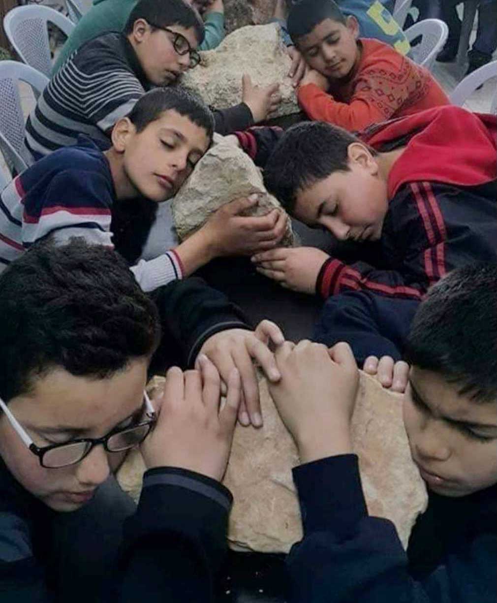 تجربة تعليمية من خلال الحجارة