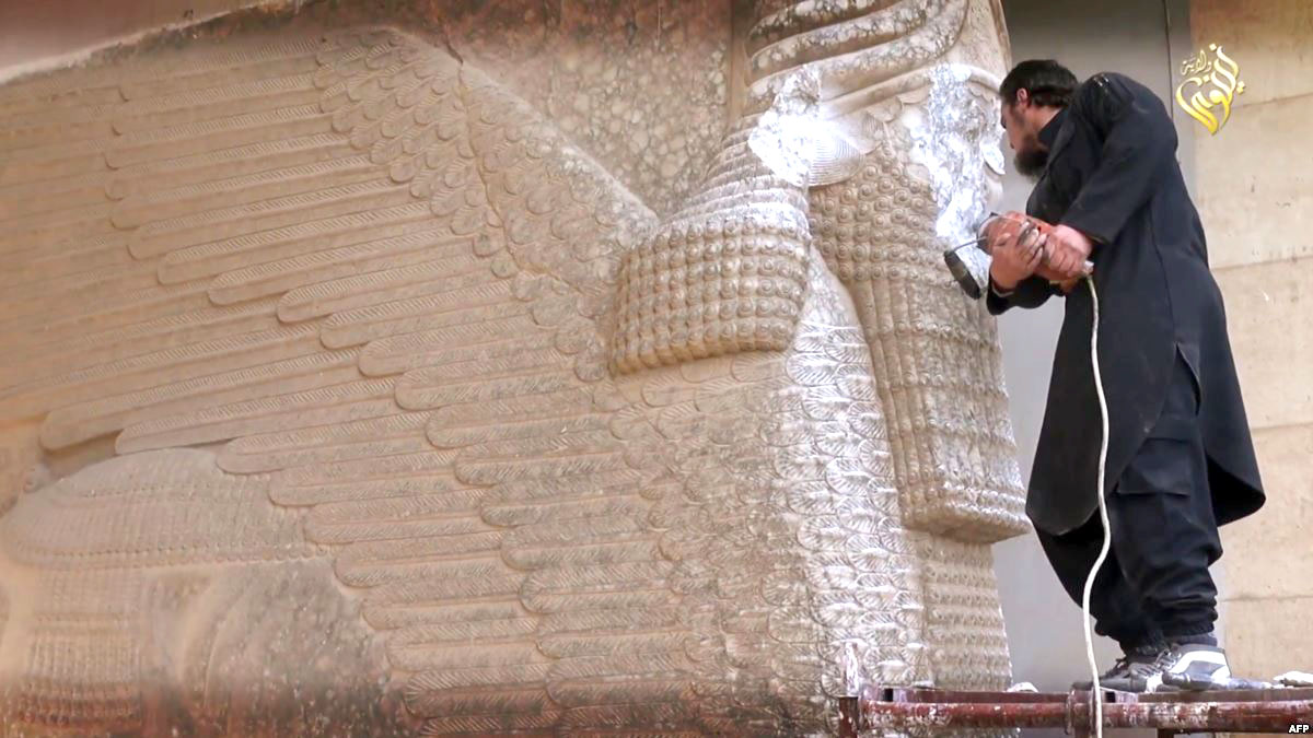 جريمة تدمير الآثار الآشورية وحدها تكفي لكي يشغل العالم نفسه في البحث عن البغدادي.