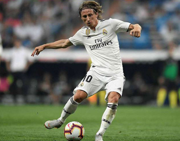 مودريتش تفوق على رونالدو وصلاح بتتويجه بجائزة أفضل لاعب في أوروبا 