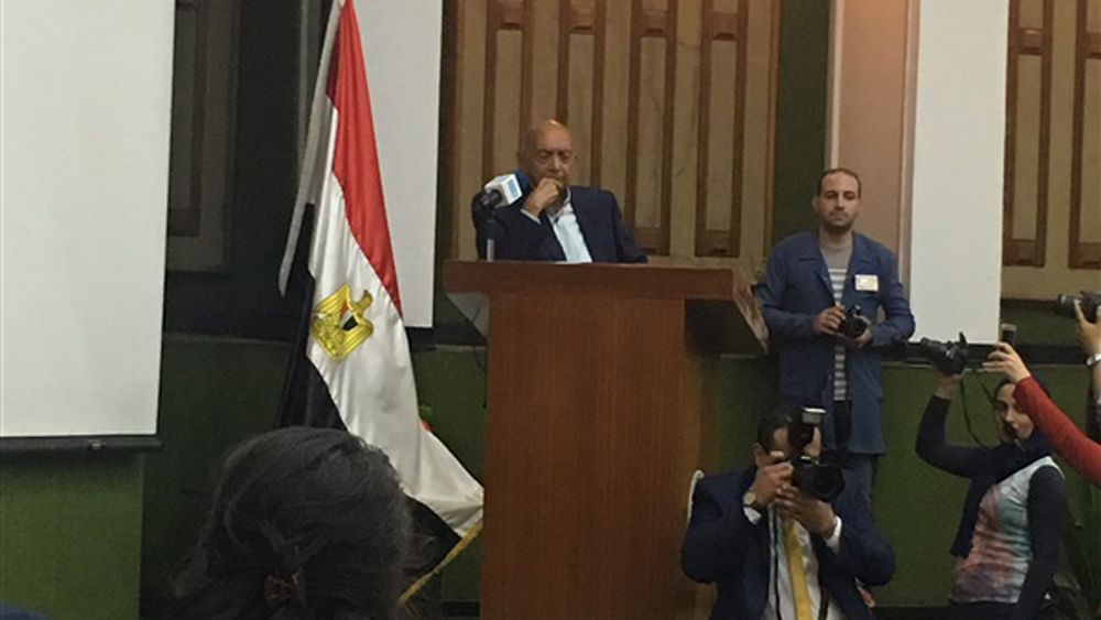 وسائل الإعلام المصرية تقدم غنيم، كمدير لأول مركز متخصص بزراعة الكُلى في الشرق الأوسط، استطاع بإمكانيات محدودة أن يعالج أكثر من مليون و800 ألف مريض خلال 26 عاما، ما جعل الرئيس السيسي يعينه مستشارا علميا له.