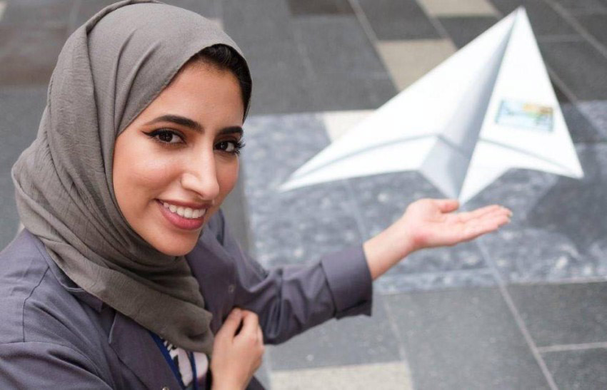 الرسامة الإماراتية مهرة الفلاحي تقدّم لوحة فنية ثلاثية الأبعاد