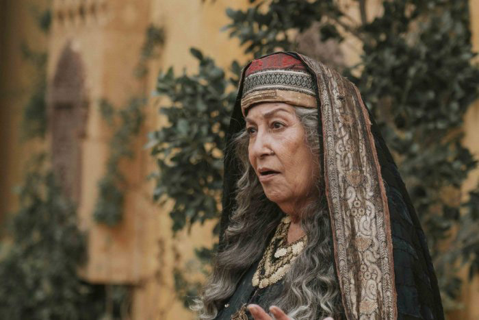يجذب الملايين من المشاهدين بفضل قدرته على جلب لحظات مفصلية من التاريخ إلى بيوتهم بعد أن غاب الكتاب.