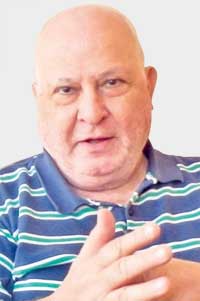 مصطفى الرزاز: ما يسمى حاليا الجماعات لا يتعدى مجرد مجموعات من الفنانين ليس لديهم مشروع مؤسس وفارق