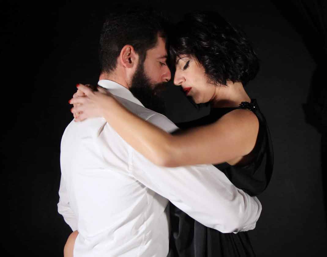 أن تطلب المرأة الانفصال أو أن تقول إنها لم تعد تحتمل وضع العلاقة فهذا يعني أنها تمتحن تمسّك الرجل بها
