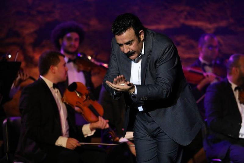 قوة شخصيته تعزز من حضوره المسرحي على المنصة، ولهذا أسباب لا يعلمها إلا من درس الطرب الحلبي وتلقّاه من معلميه الكبار، فالوقفة أمام الجمهور أقرب إلى الوقفة أمام شيخ الطريقة بالنسبة إلى الصوفي.