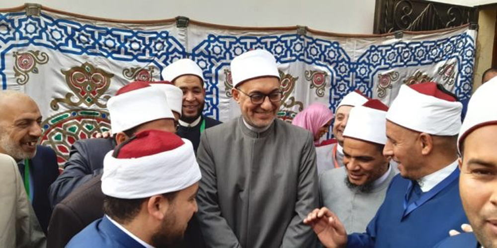 مشكلة بعض رجال الدين، من أمثال عياد، مع التجديد تكمن في نظرتهم إلى العلمانيين والتنويريين، فهم لا يقتنعون بأيّ دور لهؤلاء في مجال الاجتهاد بالرأي وعرض وجهات النظر