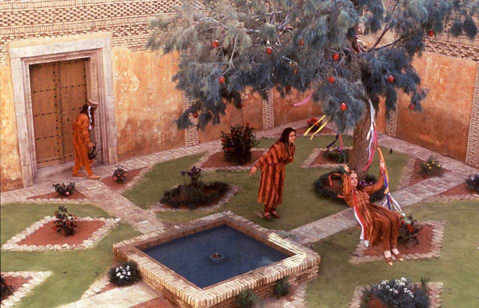 "طوق الحمامة المفقود".. من روائع السينما العربية