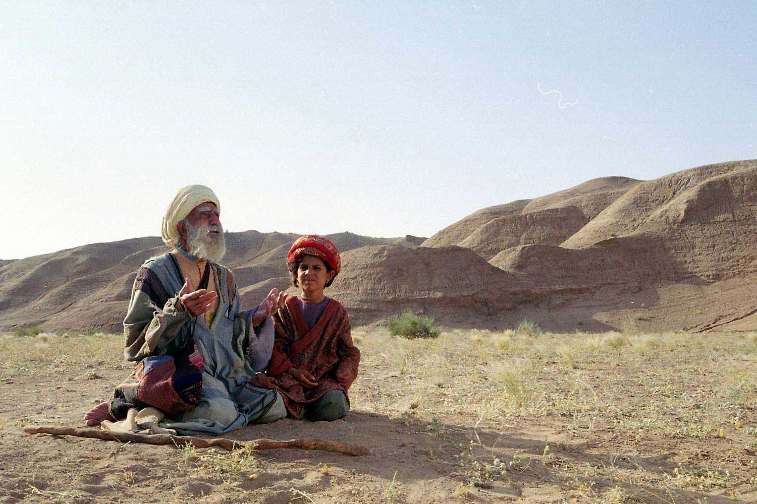 مشهد من فيلم "البحث عن محيي الدين بن عربي".. "الصحراء هي العربية وهي الشعر"