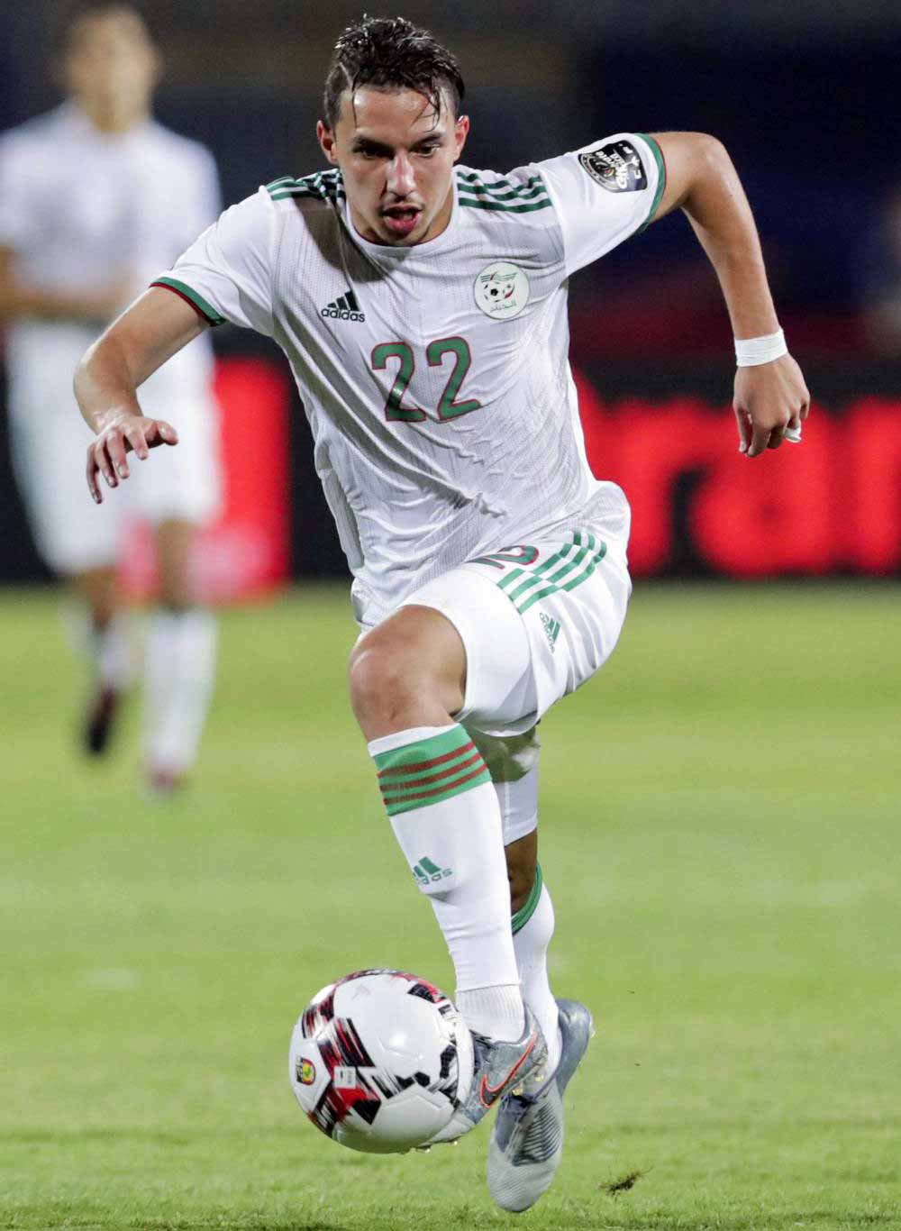 بن ناصر خطف الأضواء وأصبح حديث الصحف العربية والعالمية، بعدما لعب دورا بارزا في تتويج المنتخب الجزائري بالبطولة الأفريقية