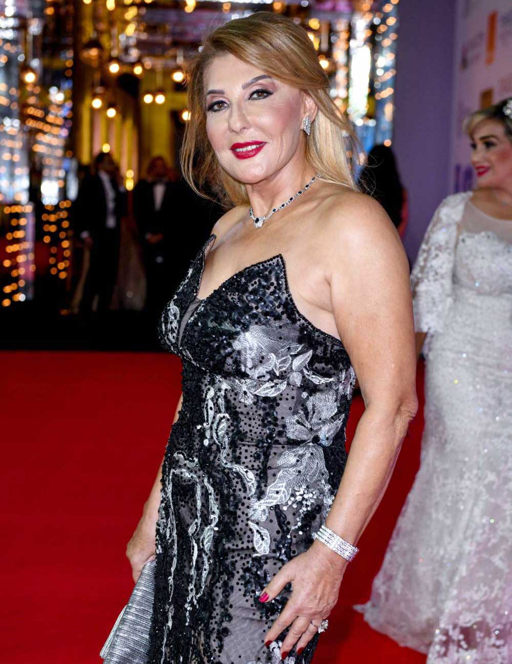 التلاسن والتنمّر عبر مواقع التواصل الاجتماعي يشملان أساسا ملابس الفنانات المخضرمات باعتبارها نوعا من التبرّج المبالغ فيه والذي لا يليق بأعمارهن