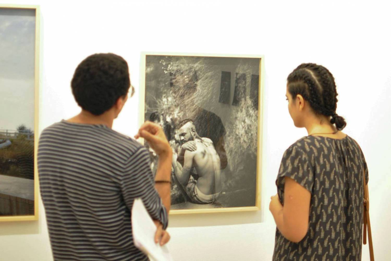 أعمال فنية ومواد نصية وبصرية لكتاب وفنانين عرب وأجانب
