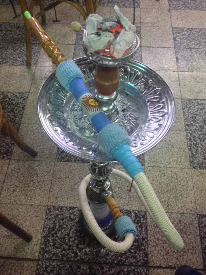 المقهى لا يزال يحتفظ بطريقته الشعبية في تقديم النرجيلة العجمي