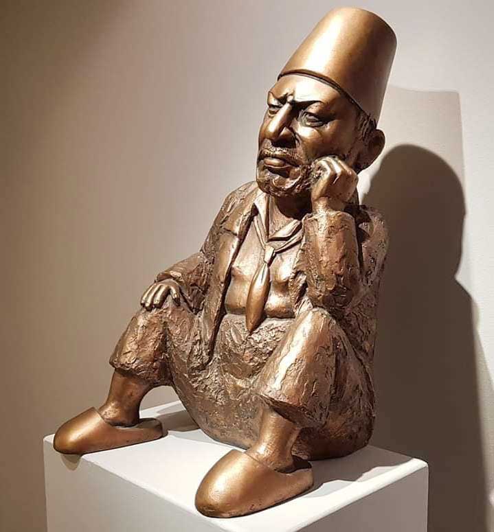 جلسة العراقي نجيب الريحاني واضعا يده على خدّه ترثي حال الكوميديا المصرية والعربية عموما، فقد كان المعلم الريحاني رائدها وقائدها في وقت كانت الدراما لا تزال تحبو.